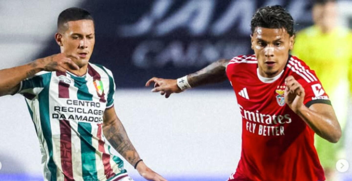 Richard Ríos (der.) en acción de juego con el Benfica frente al Estrela da Amadora por la Liga de Portugal. 