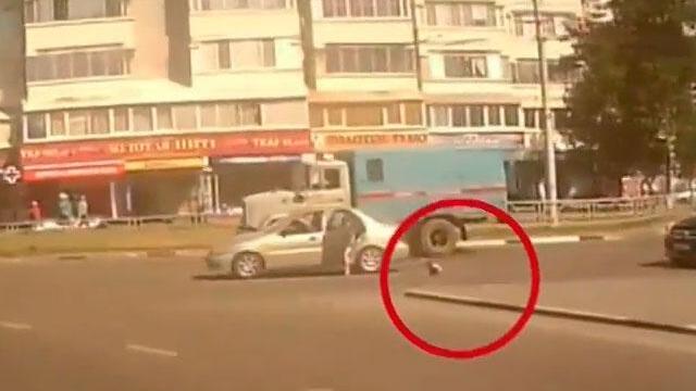 Captado en cámara: dramática caída de un bebé desde un carro en movimiento