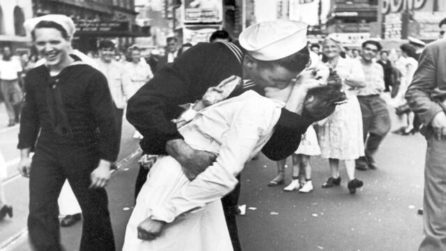 Murió el marinero que protagonizó recordada foto de la Segunda Guerra Mundial