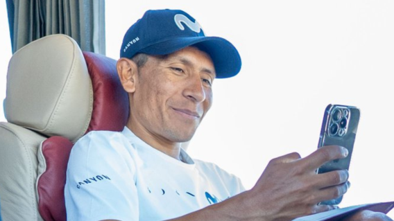 Nairo Quintana, ciclista colombiano del Movistar Team, en medio del Giro de Italia 2025