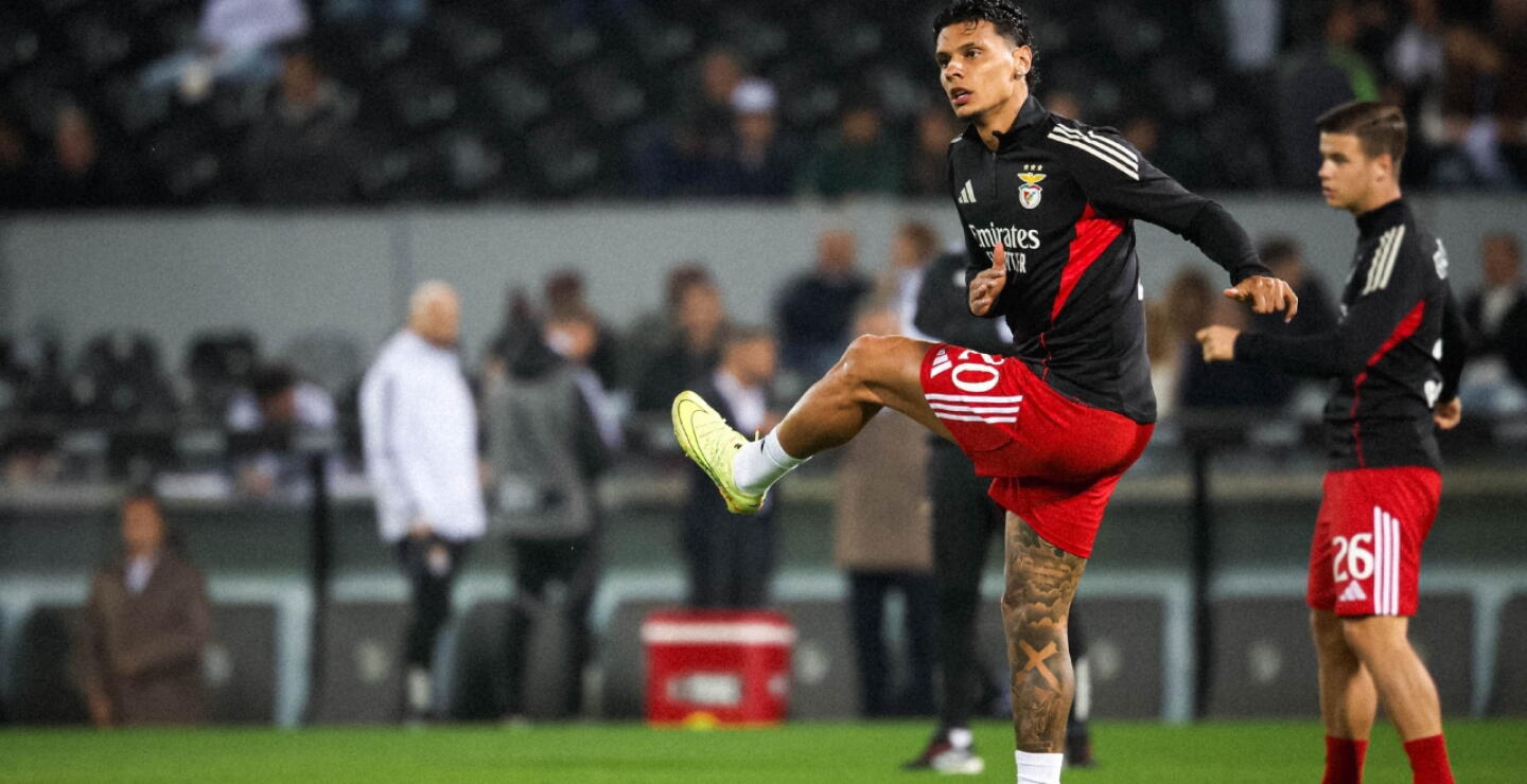 Richard Ríos en calentamiento con el Benfica.