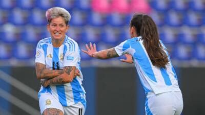 Yamila Rodríguez (11) marcó el gol que le dio la victoria a Argentina sobre Perú. 