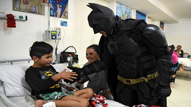 Vestido como Batman, este hombre le alegra la vida a centenares de niños enfermos