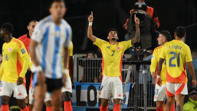 Luis Díaz celebrando el gol contra Argentina en el Monumental Luis Díaz celebrando el gol contra Argentina en el Monumental