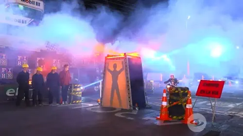 José Simons hace un truco extremo en el Festival Internacional del Humor.