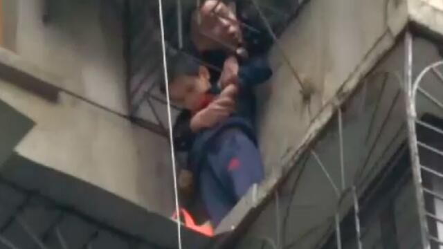 Angustioso rescate de niño que quedó atrapado en la reja exterior de un edificio Angustioso rescate de niño que quedó atrapado en la reja exterior de un edificio