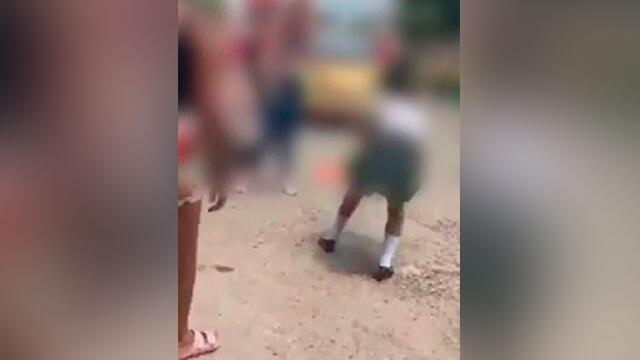 Bochornosa pelea de dos jovencitas a las afueras de un colegio en Cúcuta Bochornosa pelea de dos jovencitas a las afueras de un colegio en Cúcuta