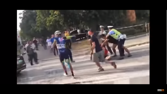 295190_BLU Radio. Ciclista agrede brutalmente a miembros de otro equipo // Foto: Captura de YouTube
