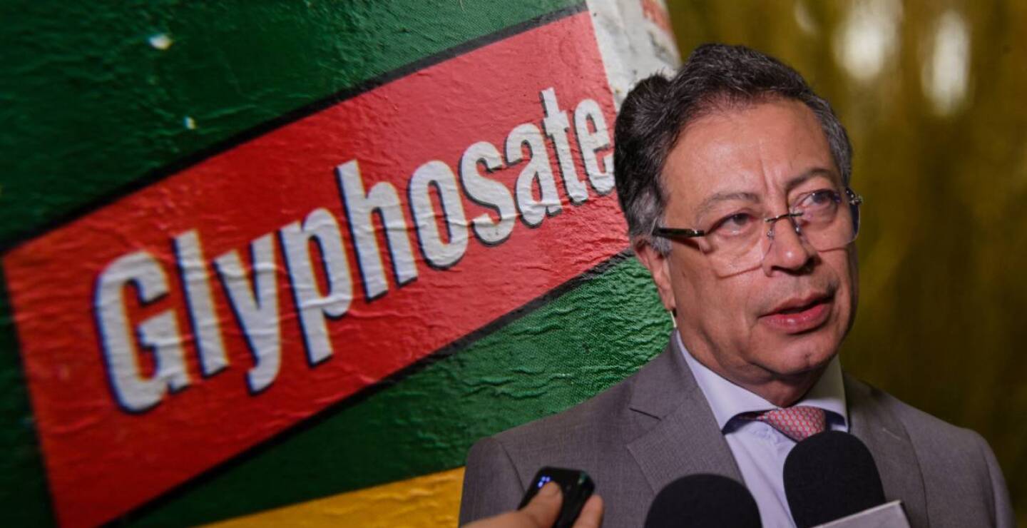 Montaje hecho por Blu Radio donde se ve envase de glifosato y al presidente Gustavo Petro