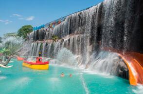 Listas Las Cataratas Victoria que arrojan 10 mil galones por minuto agua.