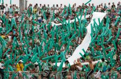 Hinchas de Atlético Nacional en un partido del fútbol colombiano. 