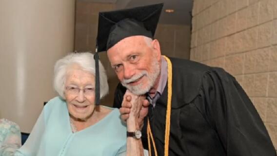 Hombre de 72 años se graduó de la universidad: “Nunca es tarde” Hombre de 72 años se graduó de la universidad: “Nunca es tarde”