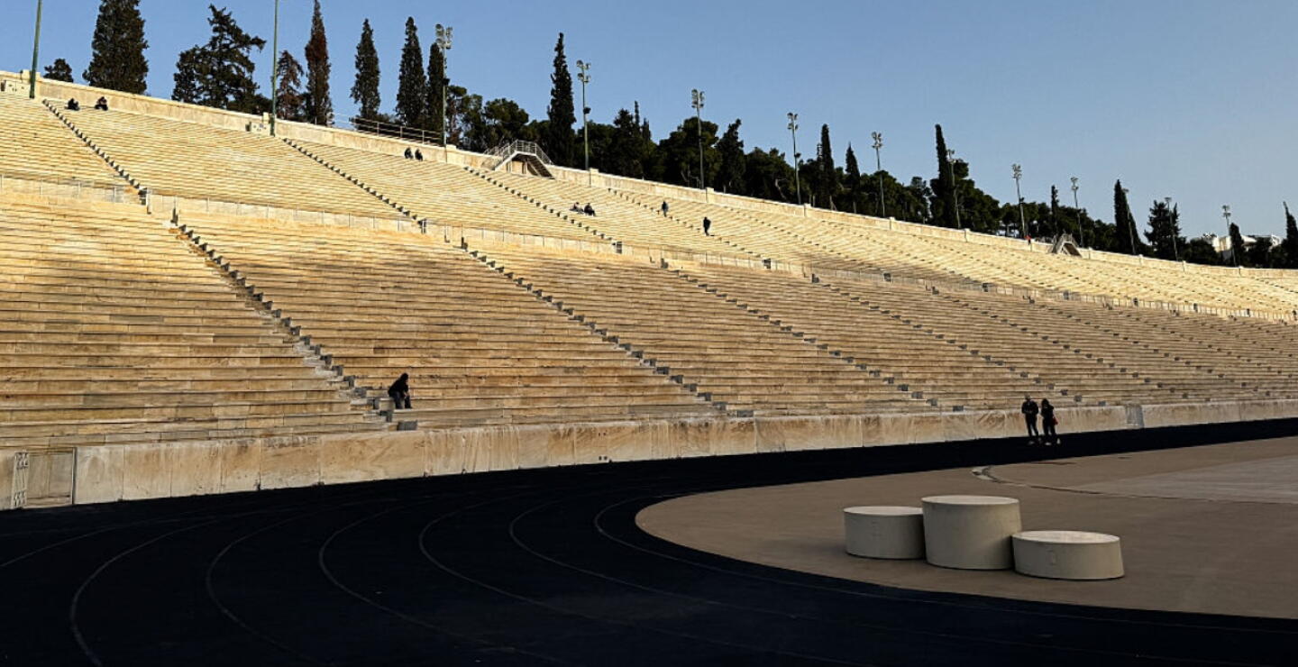 Reportan fuerte incendio en estadio olímpico de Atenas que cubrió de humo la capital