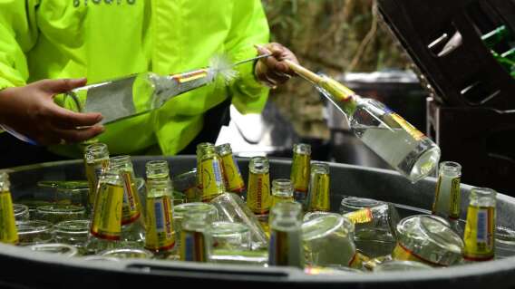 Incautan licor adulterado que iba a venderse en la Feria de las Flores: así cayó red criminal