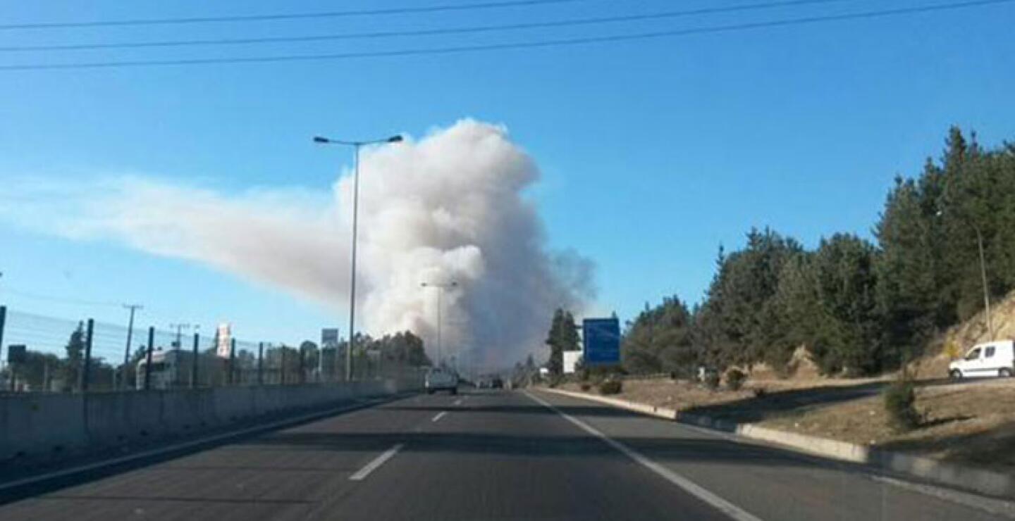 Desde que el fuego se inició en un vertedero ilegal, las llamas han consumido unas 300 hectáreas de matorral y bosque de pino, si bien no hay viviendas afectadas.