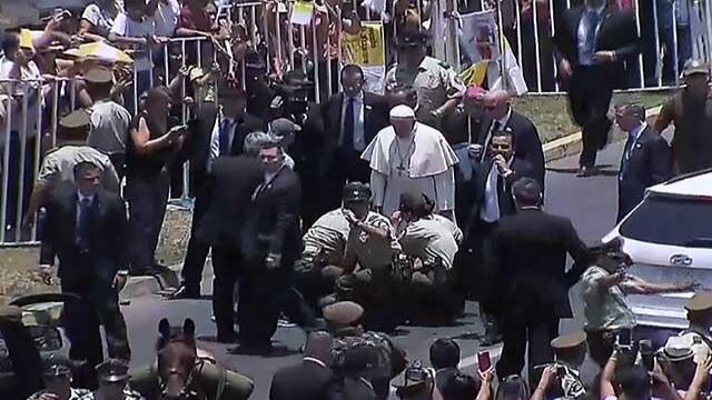 Francisco ayudó a carabinera que se cayó del caballo durante su recorrido en Chile