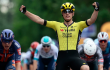 Olav Kooij (Team Visma Lease a Bike), ganador de la etapa 12 del Giro de Italia 2025, al embalaje