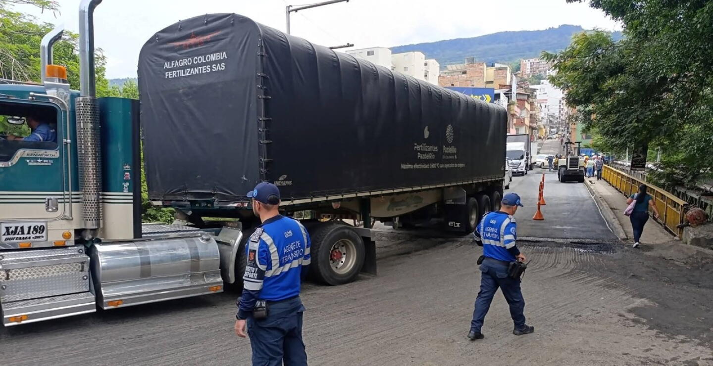 Paso restringido en Puente Rojas Pinilla que comunica a San Gil con Bogotá.jpg