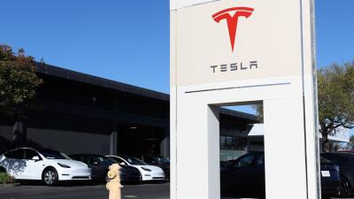 Autos Tesla nuevos se encuentran estacionados en un concesionario de Tesla el 18 de octubre de 2023 en Corte Madera, California.