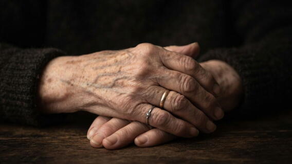 Manos entrelazadas de una mujer adulta mayor con anillos, ilustrando la investigación por el presunto abuso a una abuelita de 82 años en Antioquia