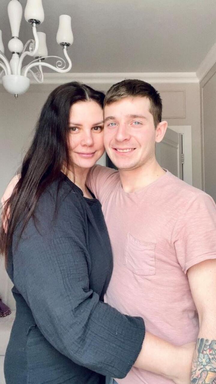 Influencer dejó a su esposo para casarse con su hijastro: “Lo crie desde que tenía 7 años”