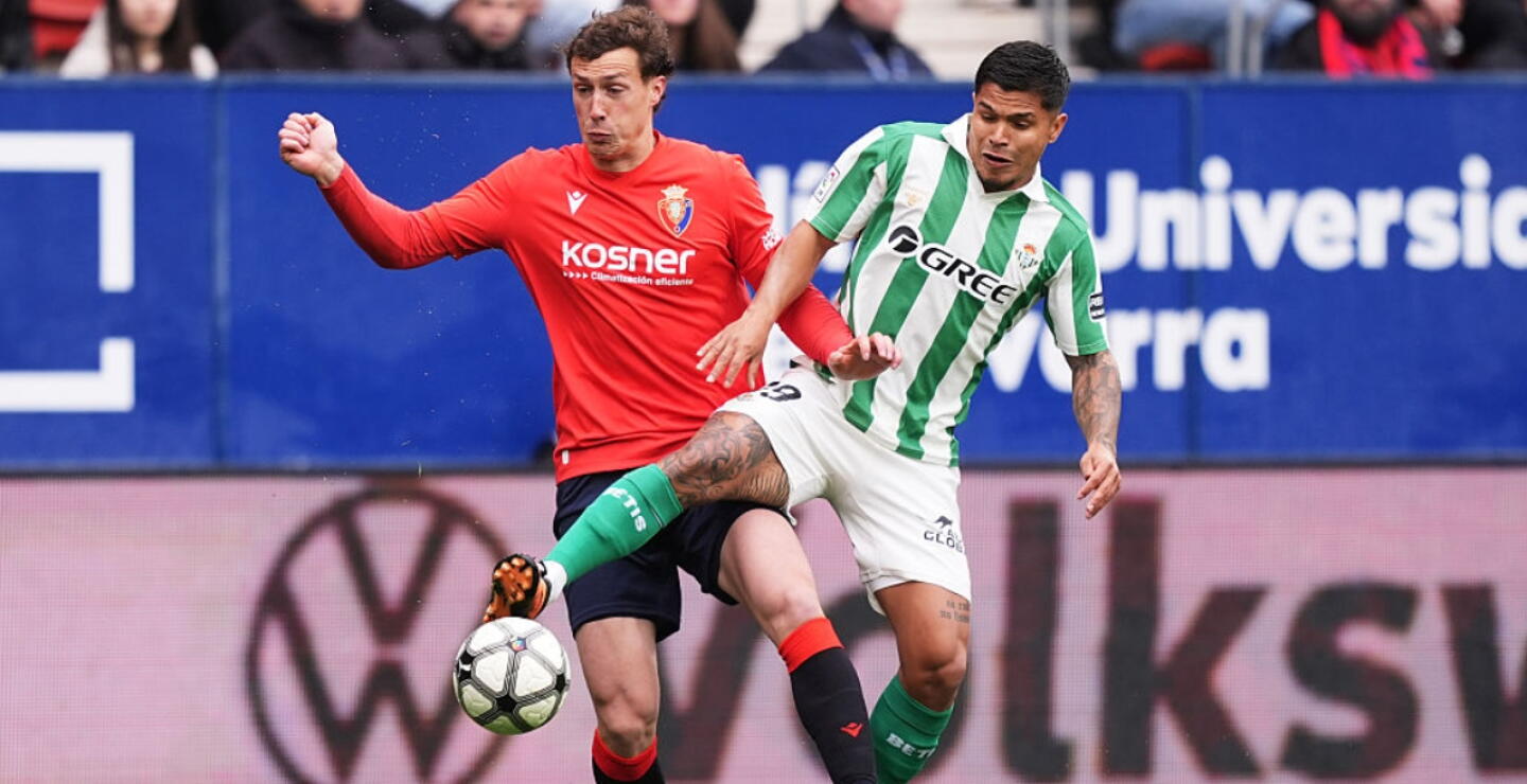 Juan Camilo 'Cucho' Hernández en Osasuna vs. Betis por la Liga de España.