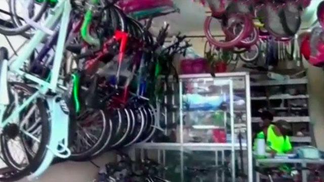 Les cambian el color o las deshuesan: vea cómo mafias “desaparecen” bicicletas en Bogotá