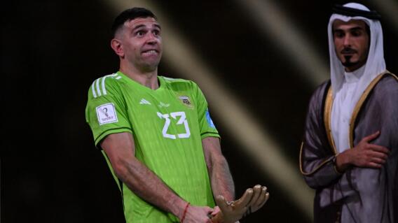 Emiliano 'Dibu' Martínez, recibiendo el premio 'Guante de Oro' del Mundial Qatar 2022. Emiliano 'Dibu' Martínez, recibiendo el premio 'Guante de Oro' del Mundial Qatar 2022.