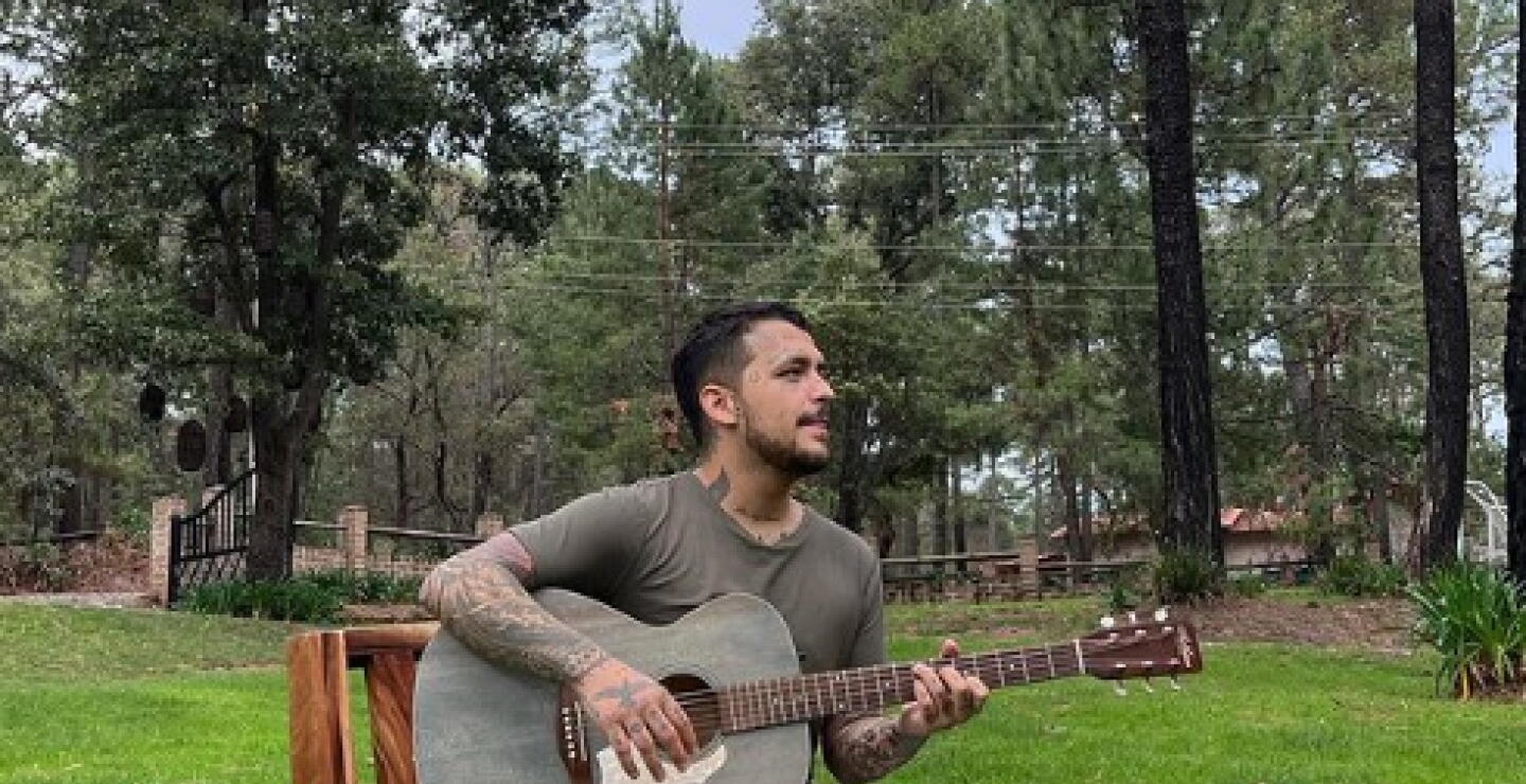 El cambio de Christian Nodal tras meses de someterse a tratamiento para eliminar tatuajes del rostro