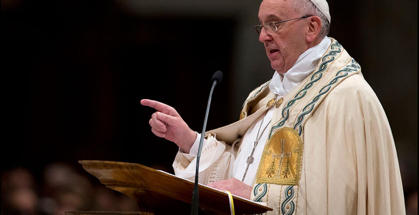 Una vez finalizada la ceremonia, Francisco, de 78 años, abandonó la basílica mientras sonaba el tema navideño "Adeste Fideles".