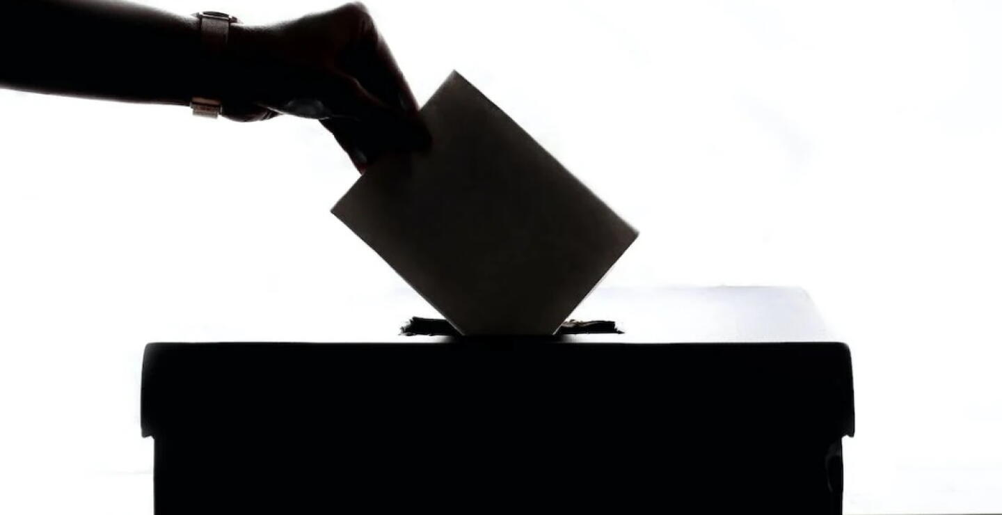 Expertos analizan la situación política española después de la pérdida de la izquierda en comicios