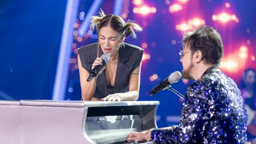 Greeicy y Aleks Syntek cantan en La Voz Kids.