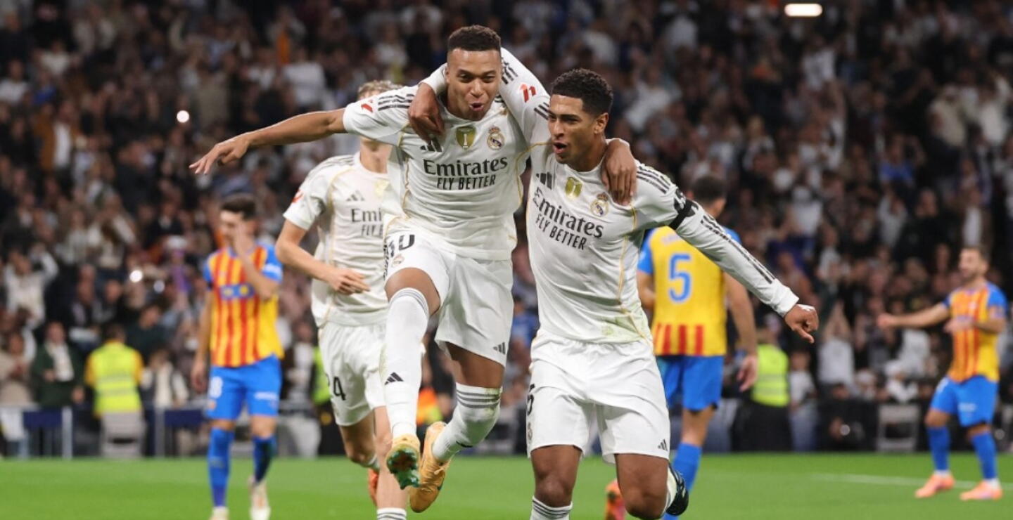 Kylian Mbappé (10) celebra uno de los goles que le marcó al Valencia en la Liga de España. 