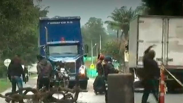 Continúa bloqueo en vía Panamericana por concentración de campesinos cultivadores de coca