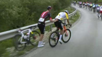 Egan Bernal cambió de bicicleta en la etapa 3 del Giro de Italia 2025