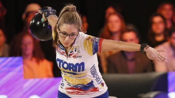 Clara Guerrero, deportista de bowling colombiana.  Clara Guerrero, deportista de bowling colombiana.