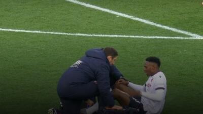 Jhon Lucumí se lesionó en Como vs. Bolonia por la Serie A.