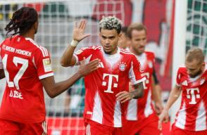 Luis Díaz junto a Michel Olise en medio de una celebración de gol con Bayern Múnich. 
