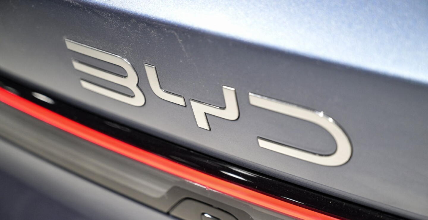 Un logo de BYD Seal 06 DM-i se exhibe durante la 21ª Exposición Internacional de la Industria Automotriz de Shanghái en el Centro Nacional de Exposiciones y Convenciones de Shanghái el 23 de abril de 2025.