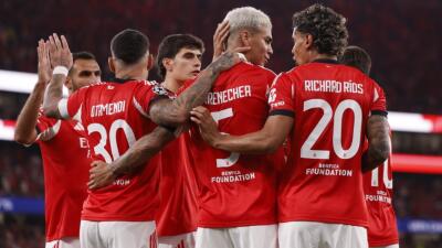 Richard Ríos y sus compañeros en Benfica en medio del juego contra Qarabag por la Champions. 