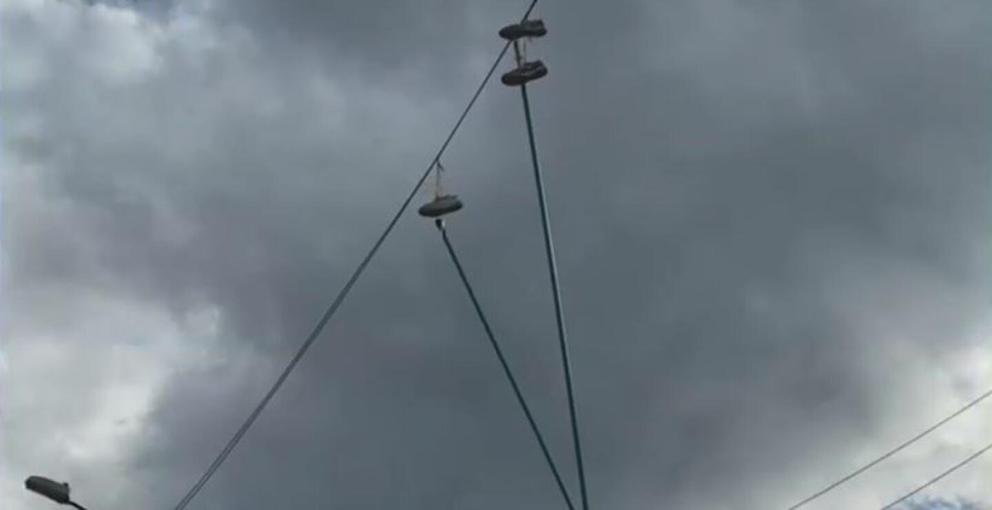 Comunidad de Soacha descolgó de los cables los zapatos usados para las fronteras invisibles