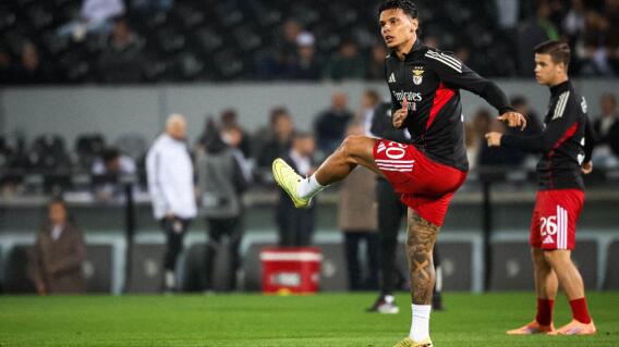 Richard Ríos en calentamiento con el Benfica.