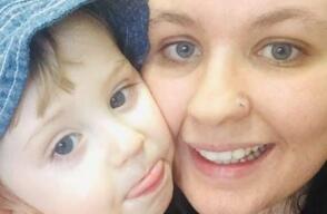 Naomi Winfield y su hijo 