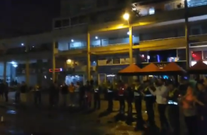 349112_BLU Radio. Minuto de silencio entre ciudadanos y policías en Medellín / Foto: Captura de video