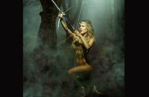 Natalia París personifica a la diosa de los animales, Artemisa.