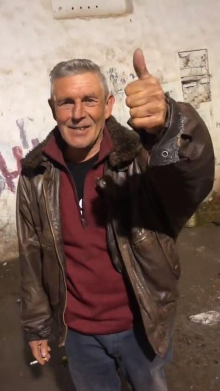 El gran gesto de un hombre con habitante de calle que estaba buscando comida en la basura