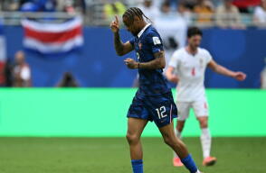 Bradley Barcola y un festego de gol con Francia frente a Inglaterra por el Mundial 2026.