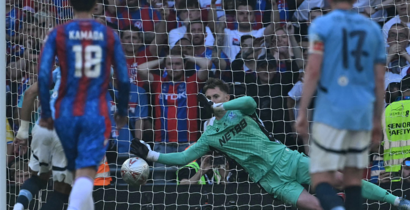 Henderson atajando pena máxima contra el Manchester City, en final de FA Cup.