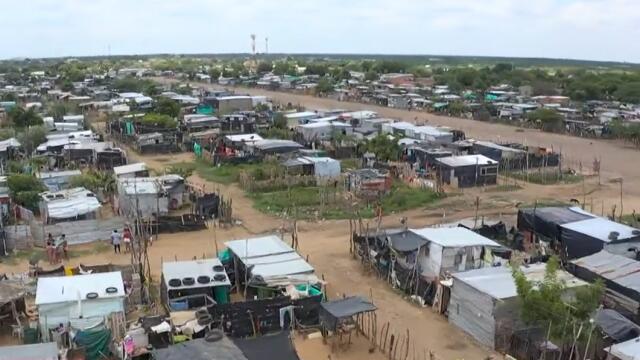 Al interior de La Pista, el asentamiento humano más grande de Latinoamérica Al interior de La Pista, el asentamiento humano más grande de Latinoamérica