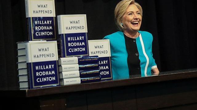 Clinton lanza memorias y responsabiliza a Rusia por derrota ante Trump